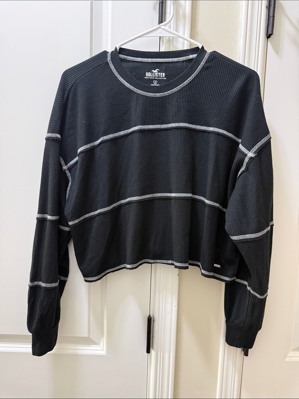 Hollister Black Cropped Waffle-Knit Crewneck Sweatshirt with Contrast Stitching